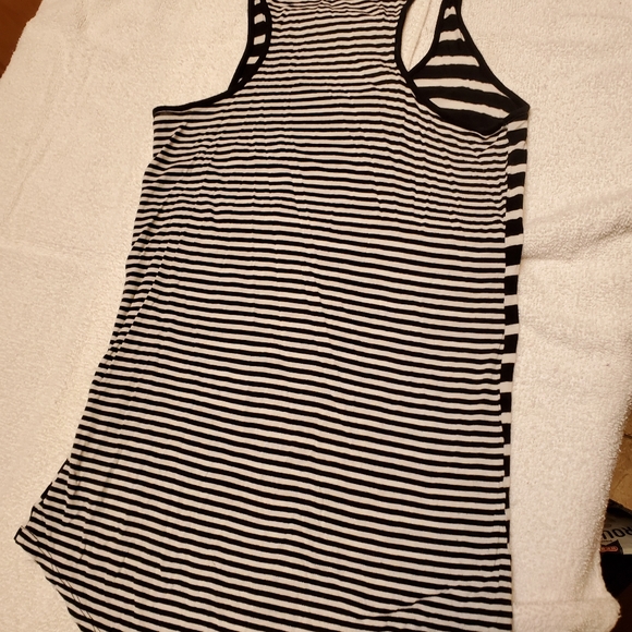 Sale 3 tank tops - Picture 9 of 14